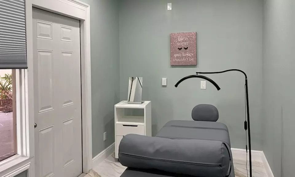 Full Set of Eyelash Extensions with Optional 2-Week Refill