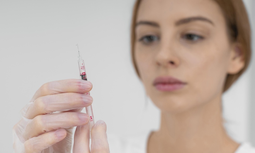 Image 2: Tratamiento reafirmante inyectado en tercio superior para 1 persona