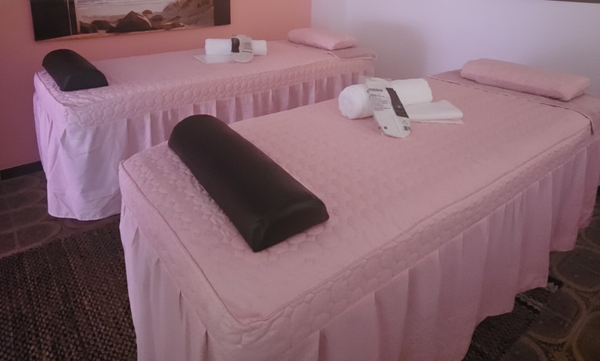 Image 3: Ritual de masaje relajante en pareja con aceites aromáticos y extras