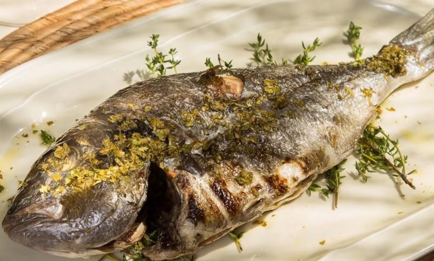 Image 5: Menú mediterráneo para 2 o 4 con postre y bebida o botella de vino