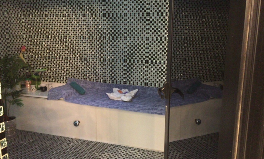 Image 4: Classic or Volume Eyelash Extensions with Optional Eyebrows Threading