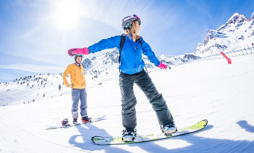 Image 2: 1, 2 o 3 días de clase de esquí o snowboard con alquiler de equipo