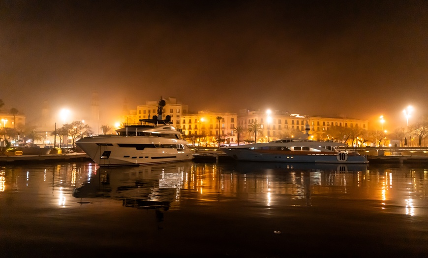 Image 7: Salida nocturna en catamarán con música en vivo para hasta 4 personas