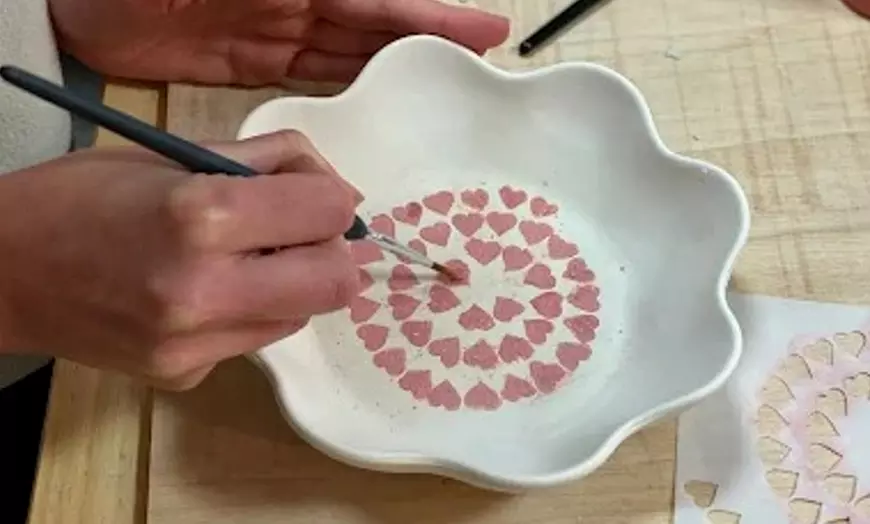 Image 1: Taller de pintura de cerámica para 1 o 2 con bebida 