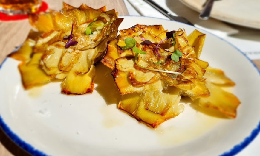 Image 6: Menú tradicional español con opción a botella de vino para 2 o 4