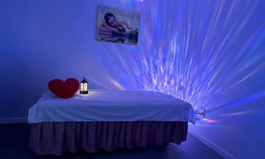 Image 4: 45 or 60 Min Express Body Work Massage & Hot Stones w/ Aromatherapy