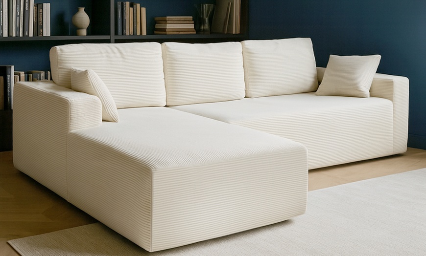 Image 5: Canapé d'angle "Preston" 3 places en velours côtelé de Kocoon