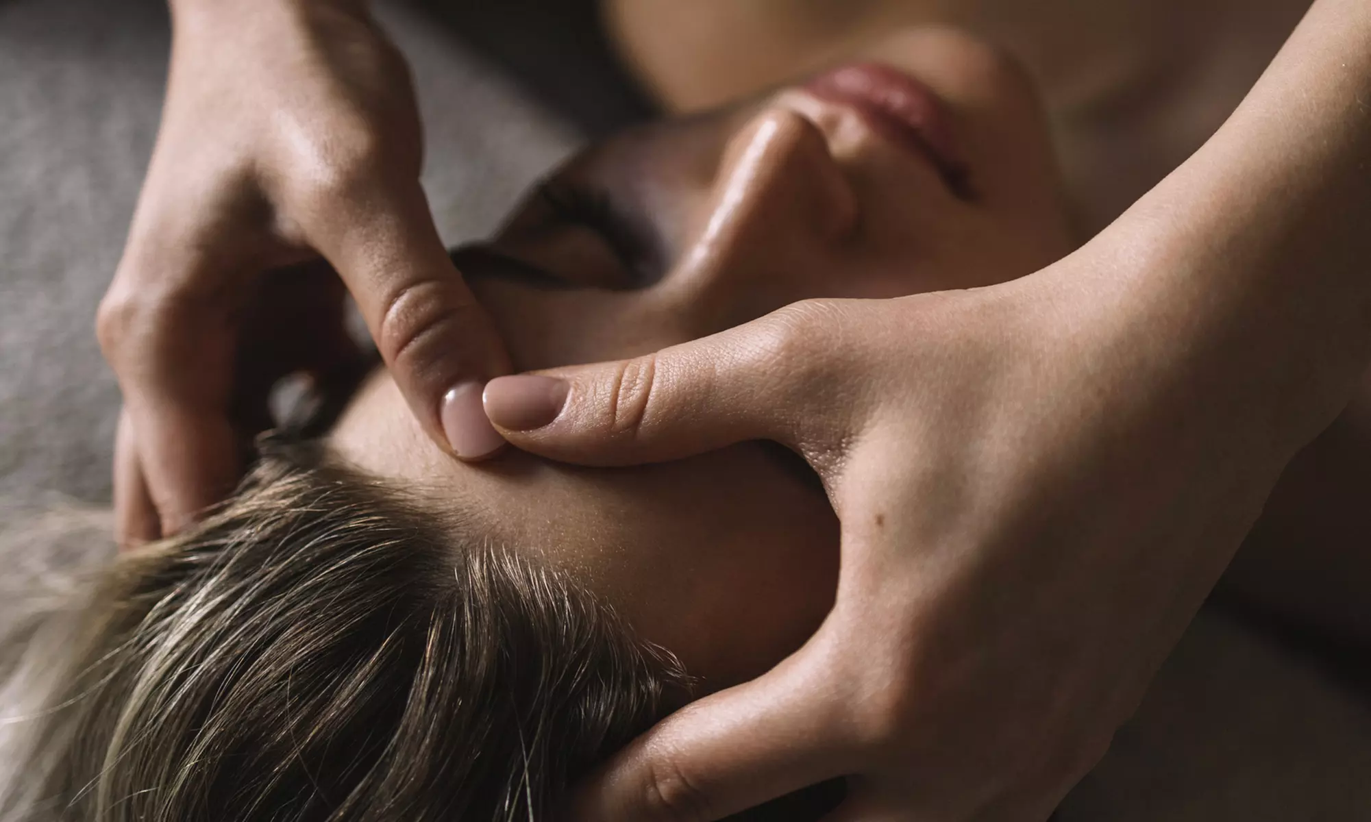 Godzinny masaż ciała do wyboru lub masaż relaksacyjny twarzy w studiu MIÓD (do -40%)