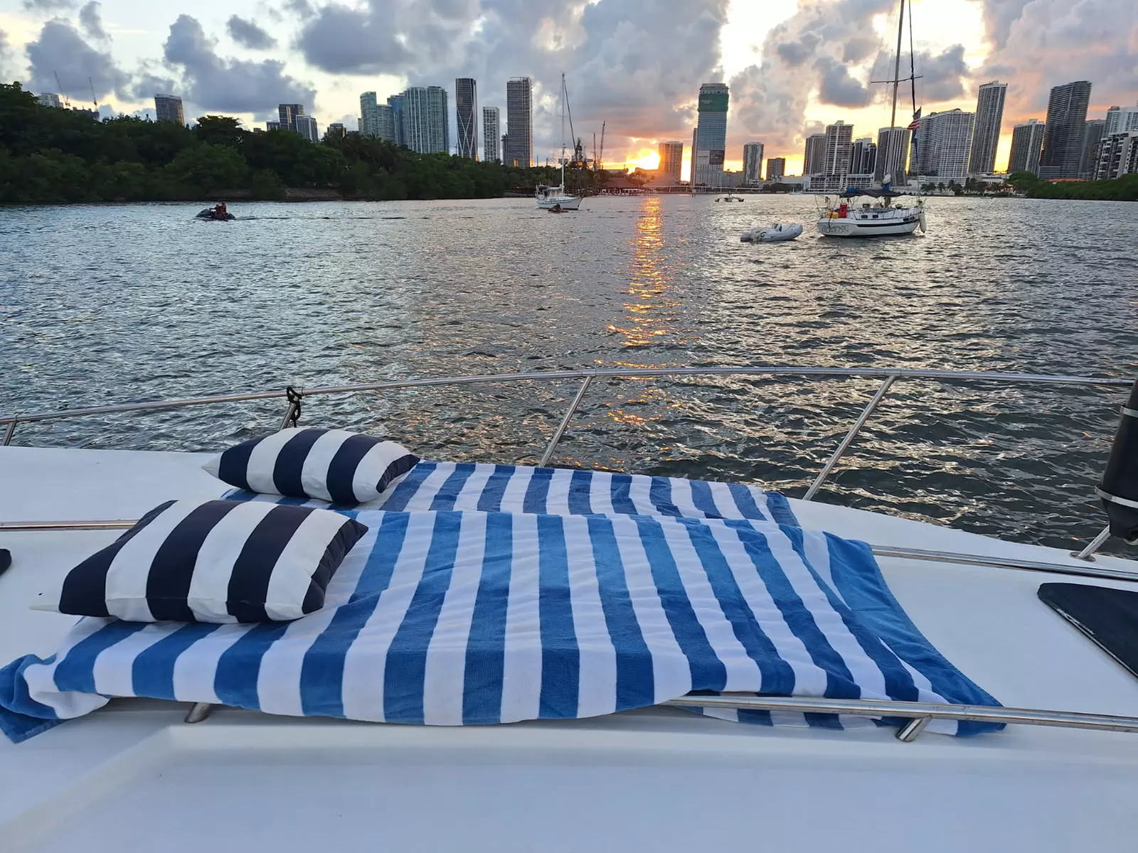 Enjoy Isla Tour's 3 or 4-Hour Romantic Sunset Boat for Up to 4 People Up to Off 20% - Primary Image
