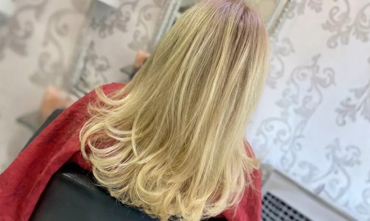 Waschen und Schneiden inkl. 15 Oberkopfsträhnen & Haarkur für 1 Person