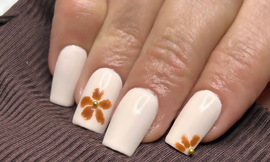 Image 8: Pose vernis semi-permanent sur mains et/ou pieds avec Anne Rzo Beauty