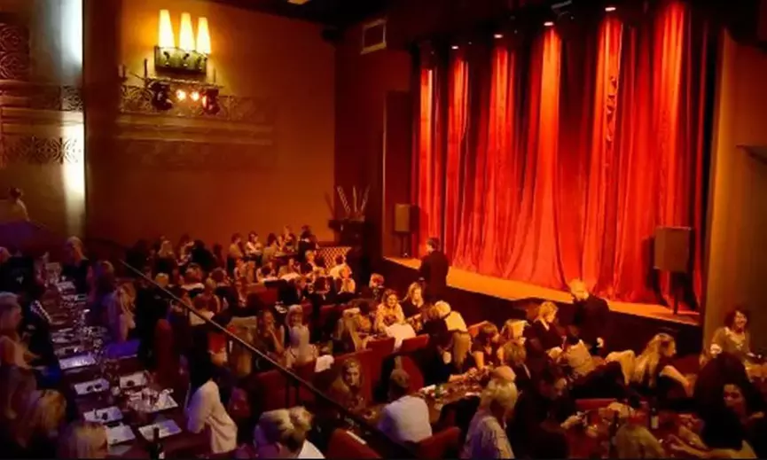 Dîner spectacle pour 2 ou 4 personnes chez Le Bulto Music Hall (jusqu'à 55% de remise) - Primary Image