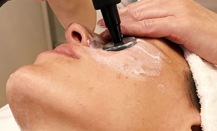 Image 1: Limpieza facial express, profunda o reafirmante con masaje