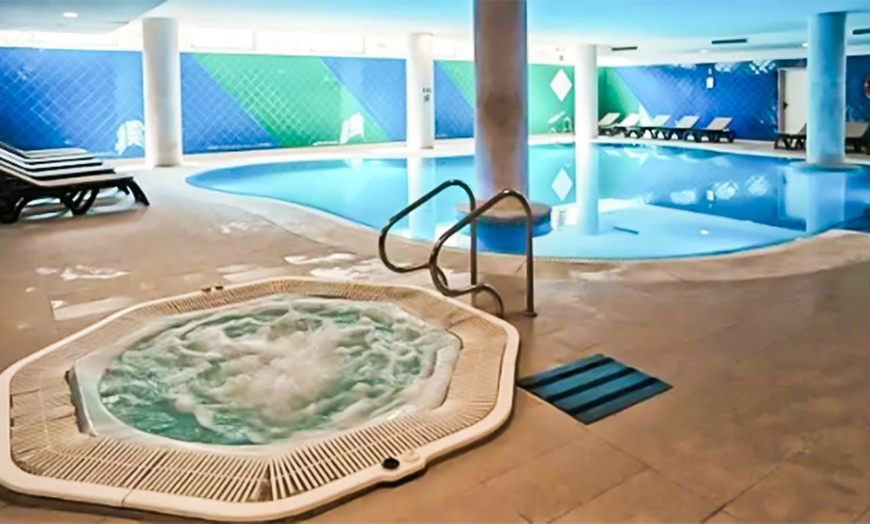 Image 1: Disfruta de una experiencia de spa para 2 con masaje y cava
