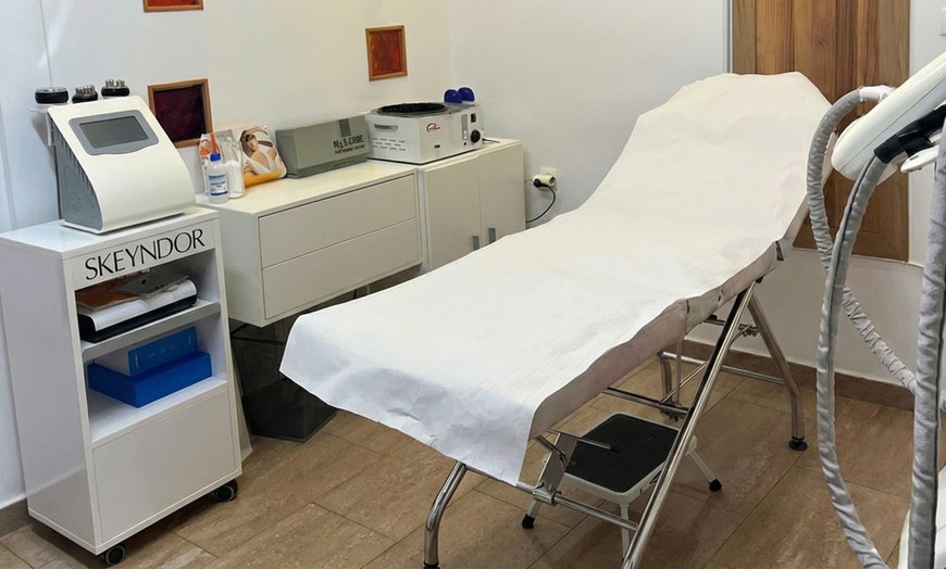 Image 6: Manicura y/o pedicura normal o semipermanente