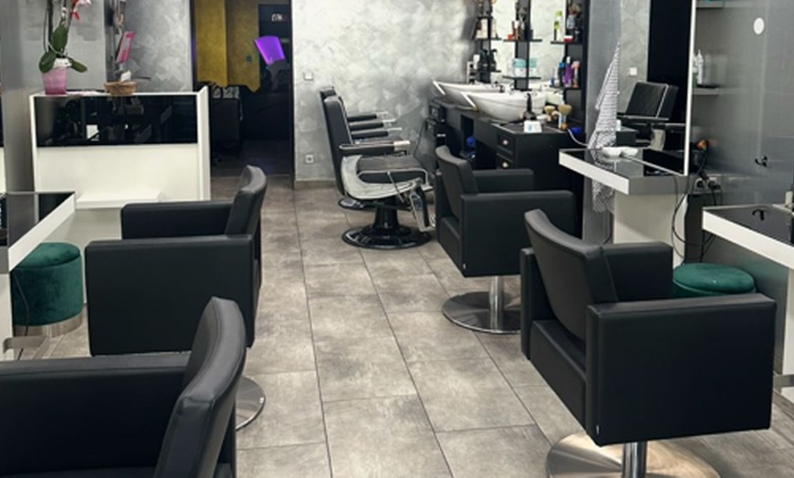 Image 3: Haarschnitt inkl. Föhnen opt. mit Ansatzfarbe für 1 Person