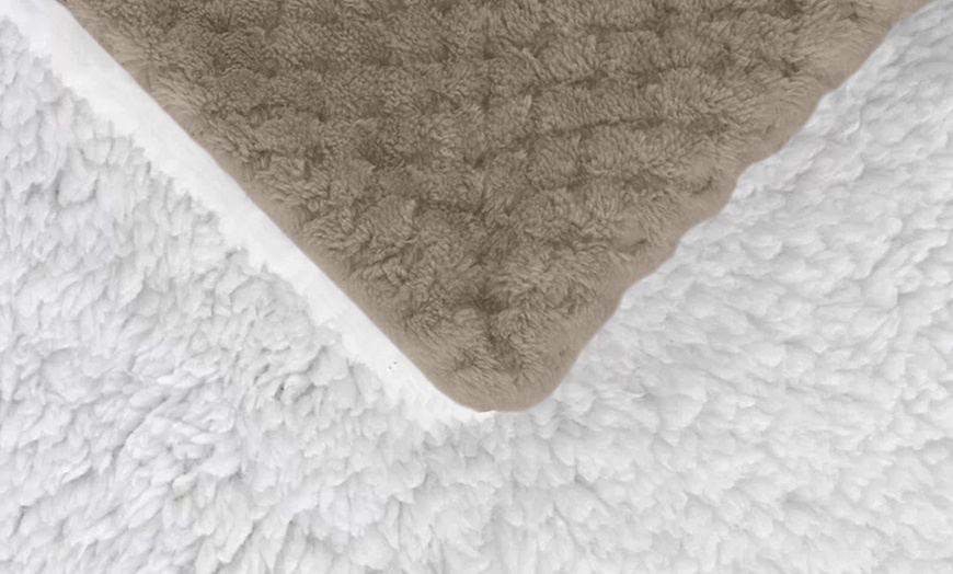 Image 3: Kuschelige Decke aus Sherpa-Material