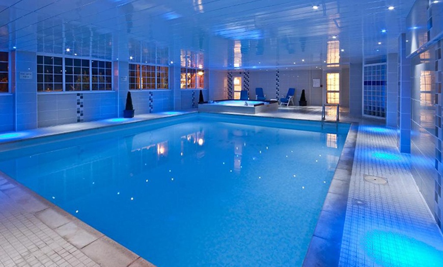 Image 1: Manchester: Stay for 2 with Breakfast, Late Checkout & More 