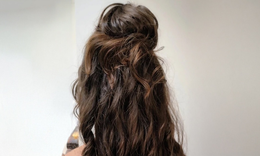 Image 3: Wash, Cut, Blowdry, Choice of Highlights and FUL moisture treatment