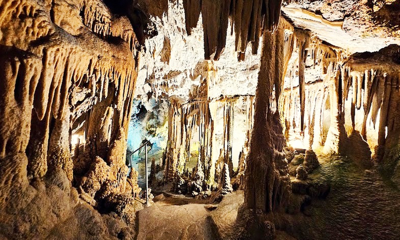 Aventura diferente: entrada a las Cuevas De Genova para niño y adulto