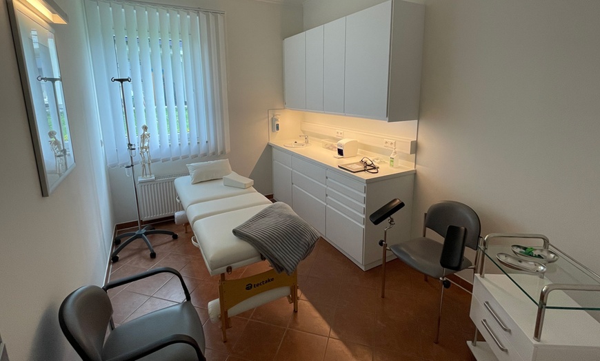 Image 3: 30/60 Min. therapeutische Rücken- & Kopf Aromaöl-Massage für 1 Person