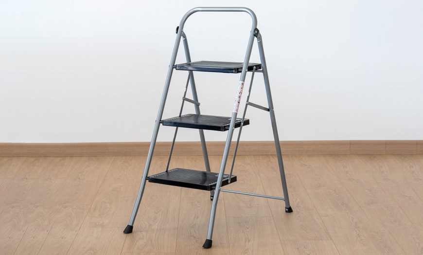 Image 5: Scala pieghevole in metallo