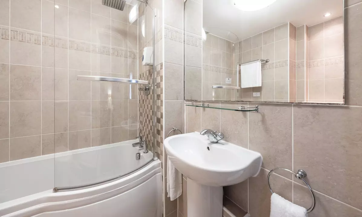 Lincolnshire: Standard/Superior Double Room with Breakfast