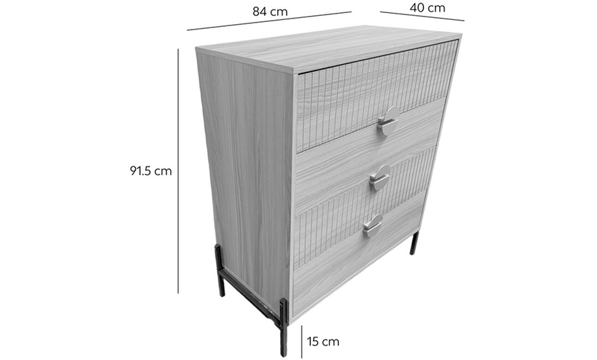 Image 12: Commode "Torinese" décor bois rainuré et poignées dorées de Kocoon 