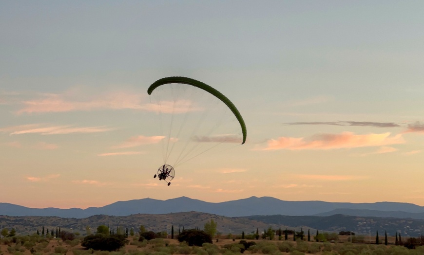 Image 1: Vuelo en parapente biplaza o a motor con piloto en Íkaro Parapente