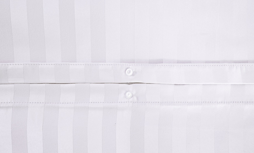 Image 7: Parue de lit en microfibre satinée