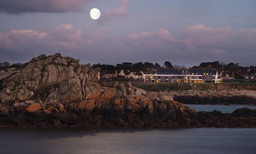 Image 9: Finistère en 4* : chambre double avec balcon vue jardin, option pdj