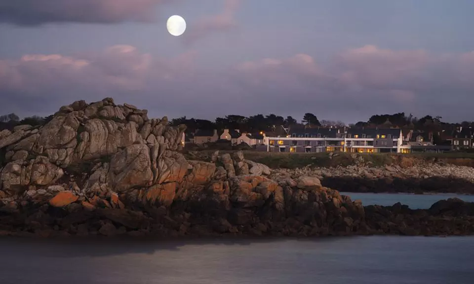 Finistère en 4* : chambre double avec balcon vue jardin, option pdj