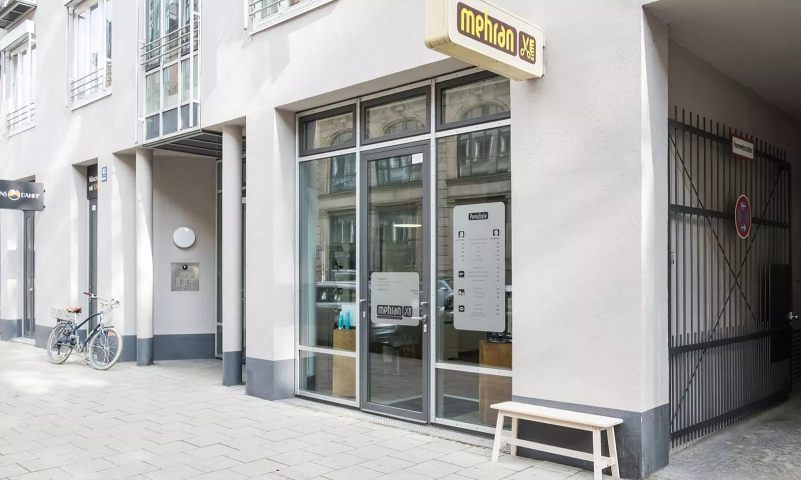 Haarpflege, Waschen & Föhnen oder Beratung, Haarschnitt & Kopf-Massage für alle Haarlängen (bis zu 40% sparen) - Second Medium