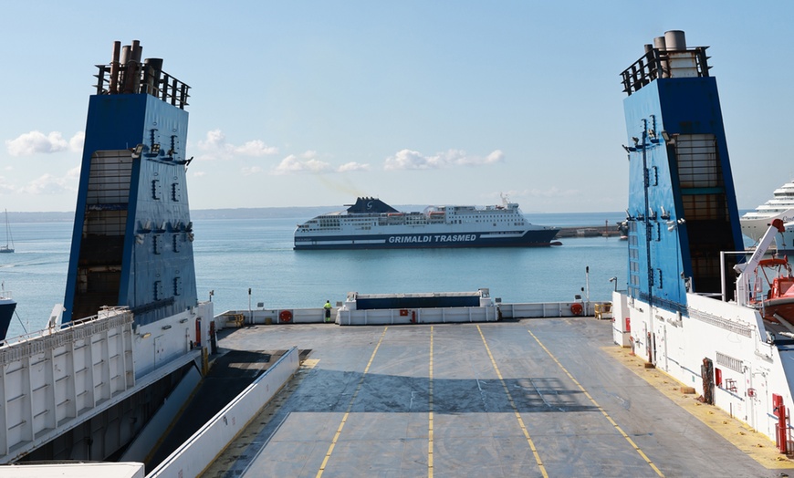 Image 8: 50 % de descuento en viaje de ida y vuelta en barco con Trasmed