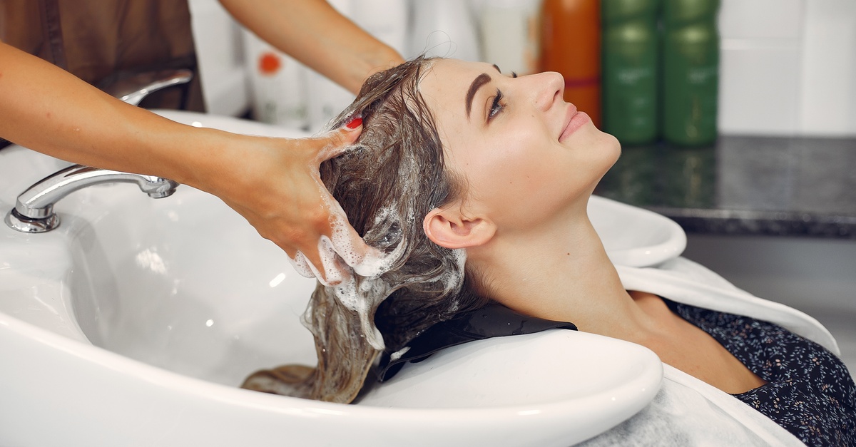 Servicio de corte de pelo para mujer en una peluquería de Tenerife