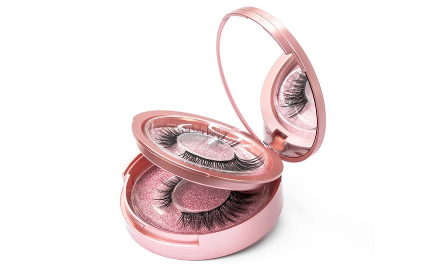 Image 4: Three Pairs of Magnetic Glue-Free Eyelash Kit