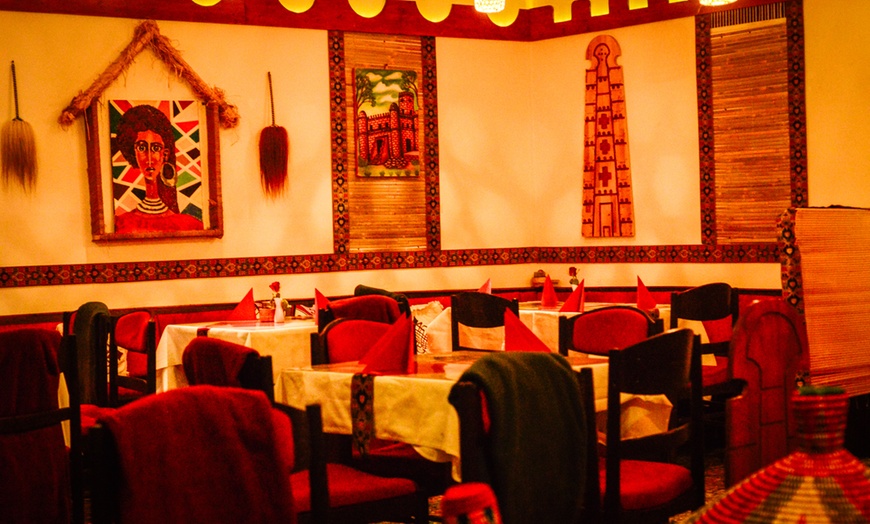 Image 7: Äthiopischer Zwei-Gänge-Genuss: Vorspeise & Enat Teller nach Wahl