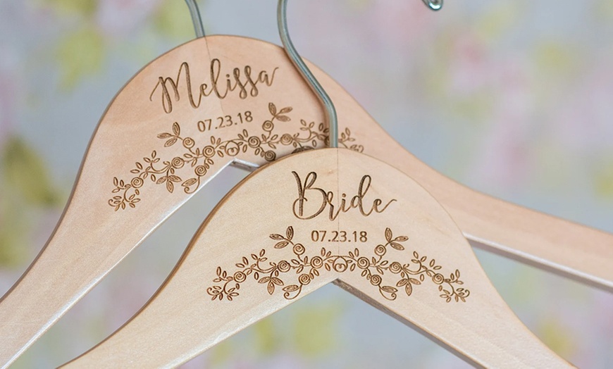 Image 5: Personalisierte Kleiderbügel aus Holz mit Namen und Datum