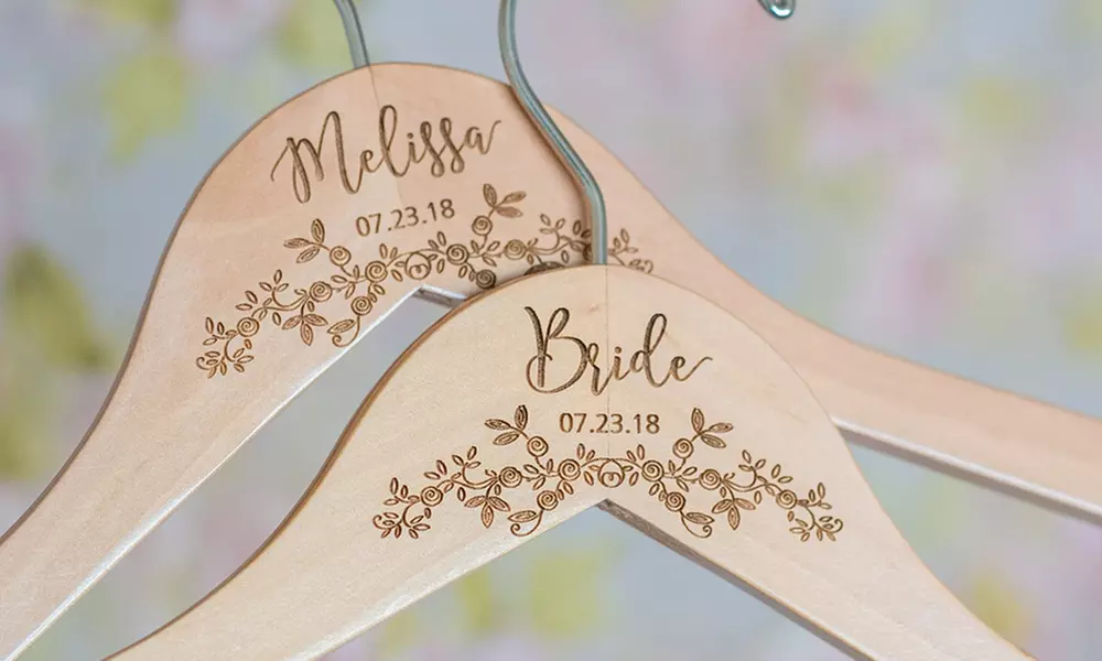 Personalisierte Kleiderbügel aus Holz mit Namen und Datum