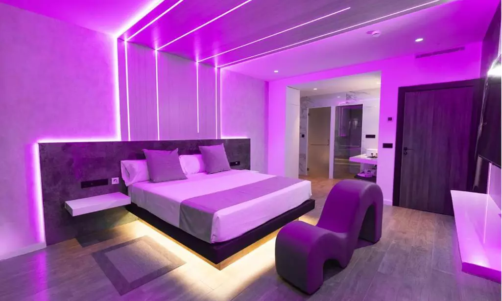 Valencia: suite con botella Vino blanco y decoración de pétalos