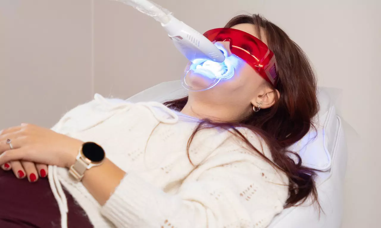 Wybielanie zębów z lampą LED lub Beyond: 2 rodzaje pakietów do wyboru