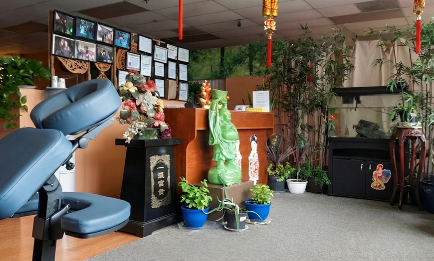 Image 3: Pampering Head Spa & Foot-Body Massage Combo