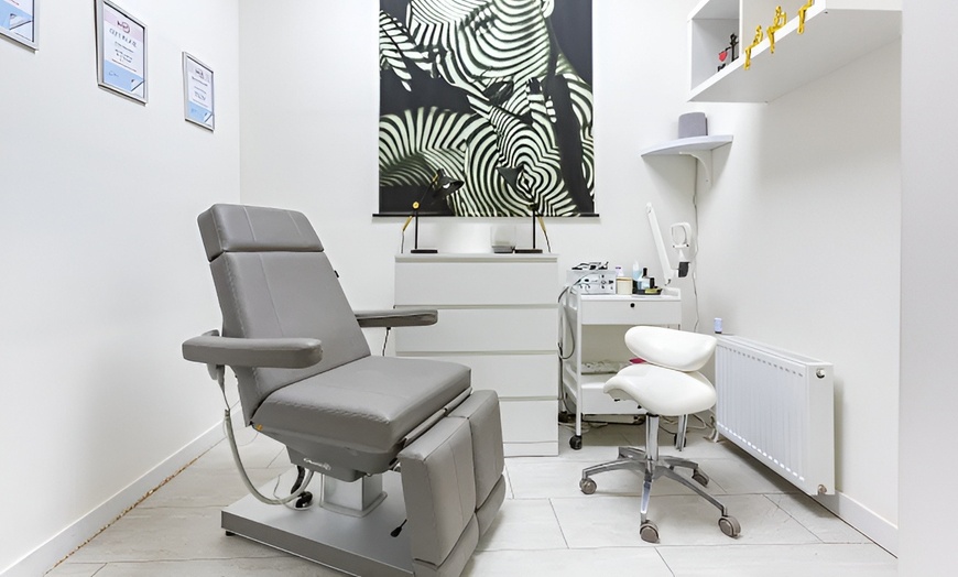 Image 14: Manicure of nagelbehandeling naar keuze