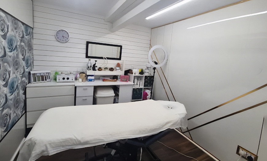 Image 10: Autumn inspiration: Deluxe Gel Polish or BIAB Manicure Awaits You