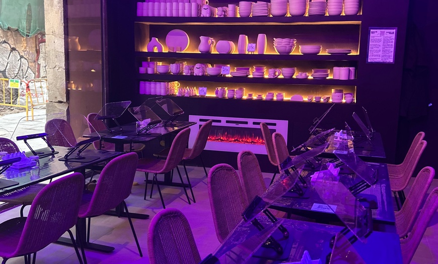 Image 3: Taller de pintura de neón sobre cerámica con copa de vino para 1 o 2