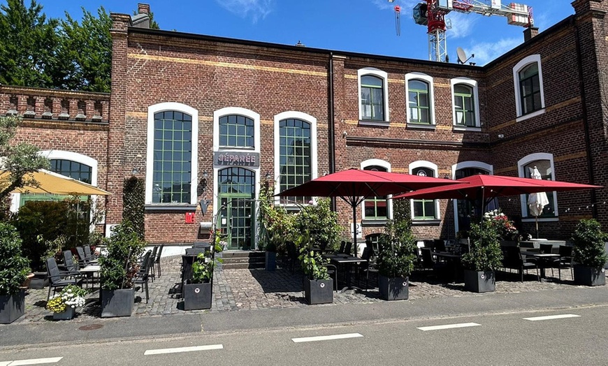 Image 5: Flammkuchen Elsässer Art und Glas Wein oder Federweißer für 2-6 Pers.