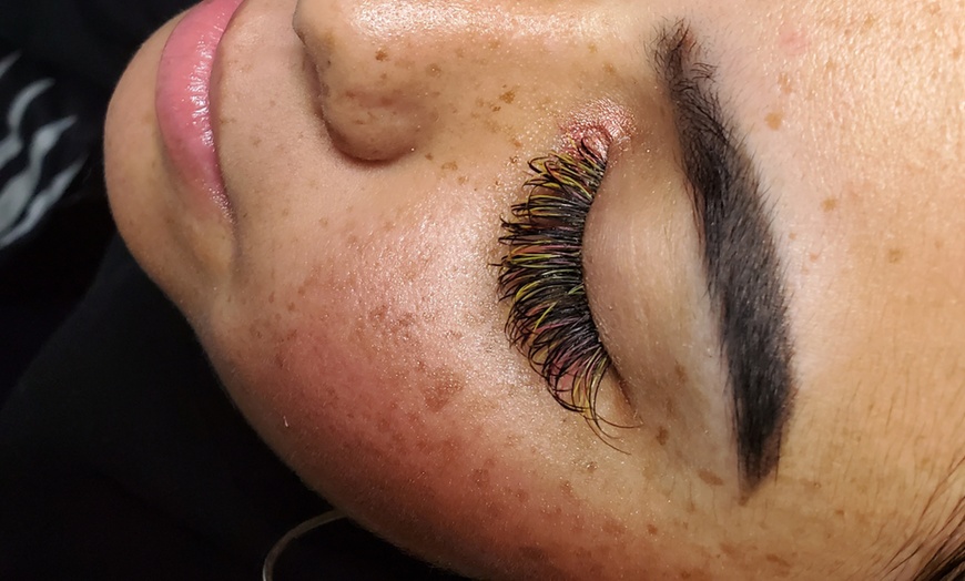 Image 8: Achieve Glamorous Lashes with Eyelash Extensions