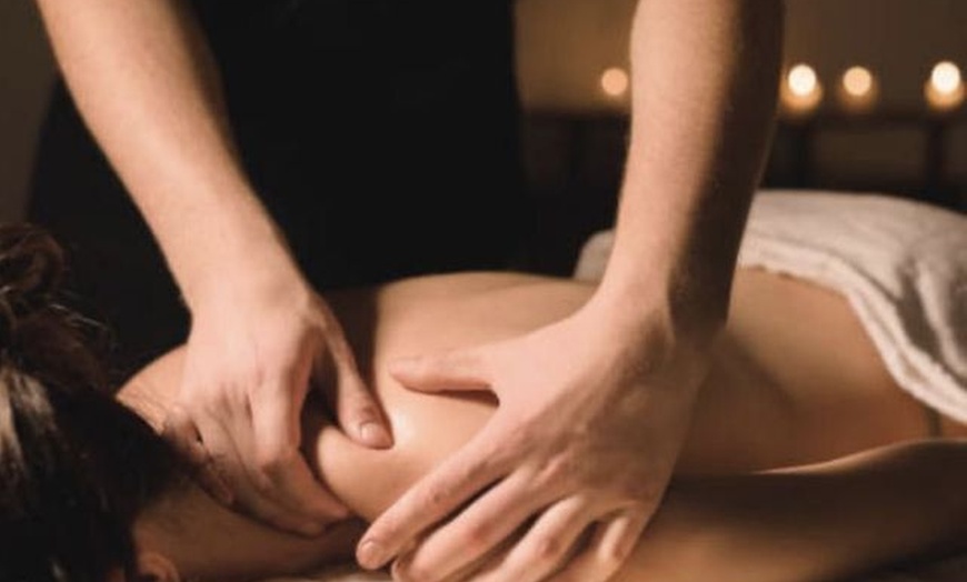 Image 2: Zanurz się w relaksie, wybierając spośród szerokiej gamy masaży