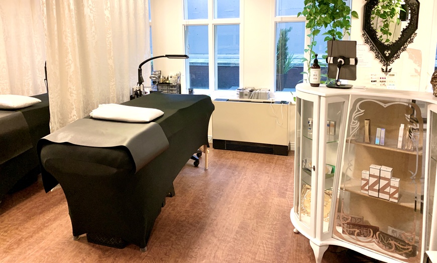 Image 2: Enjoy a Full Set of Classic, Hybrid Eyelash Extensions or More