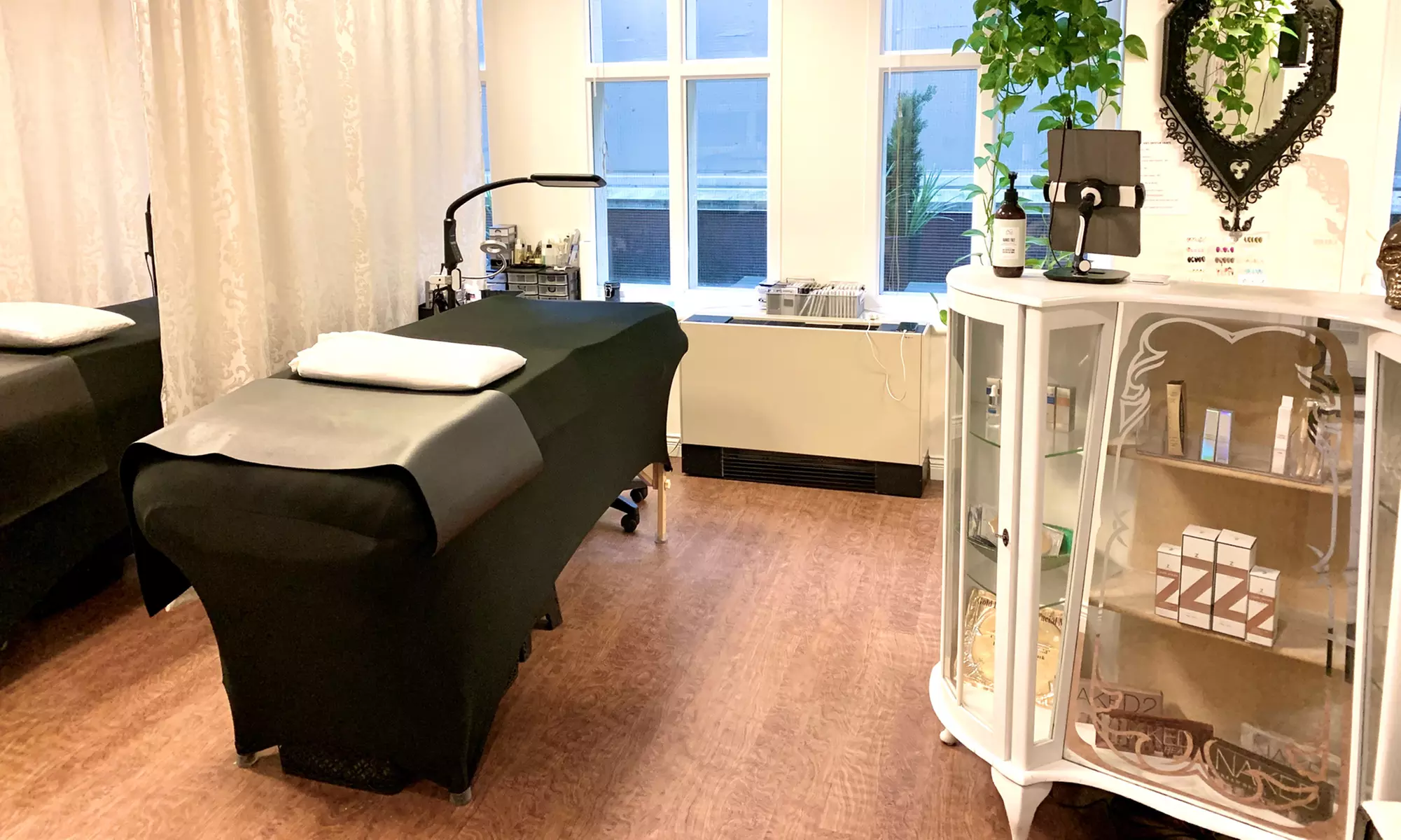 Enjoy a Full Set of Classic, Hybrid Eyelash Extensions or More